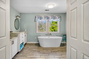 Soaking tub in main en suite