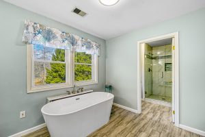 Separate toilet and shower closet in main en suite